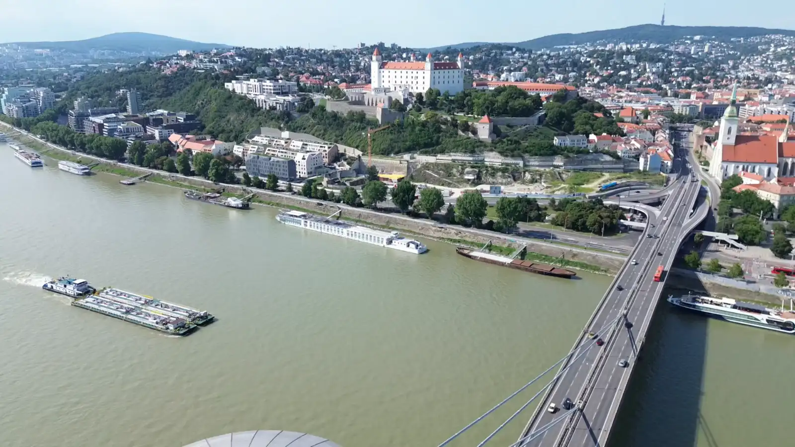 Let dronom nad Dunajom k Mostu SNP, v pozadí Bratislavský hrad
