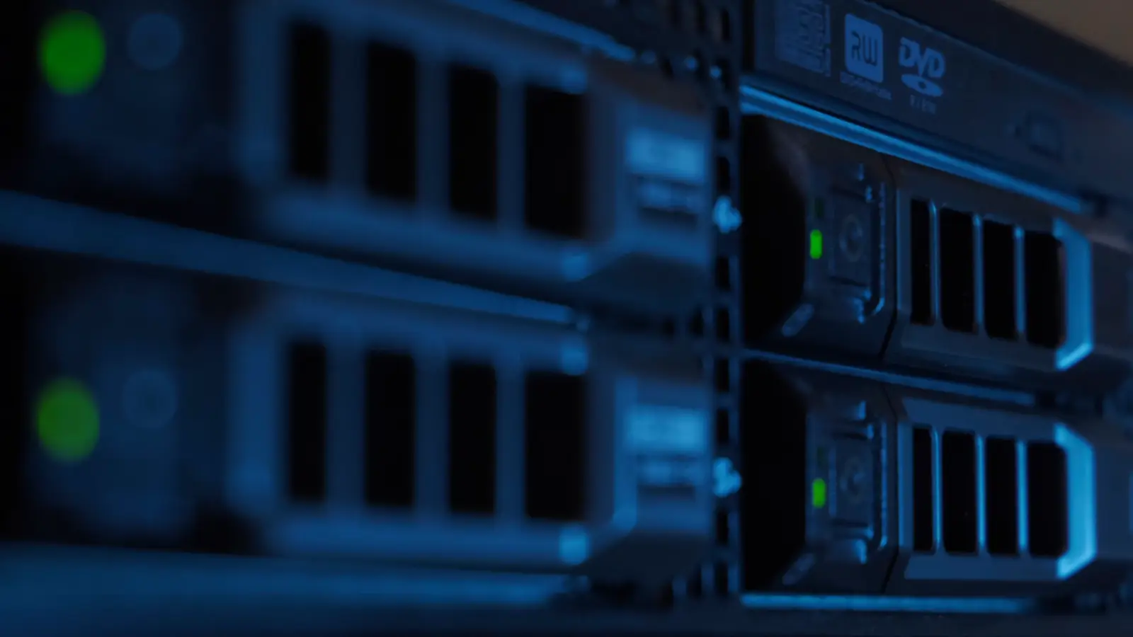 Diskové pozície servera v tmavom serverovom racku